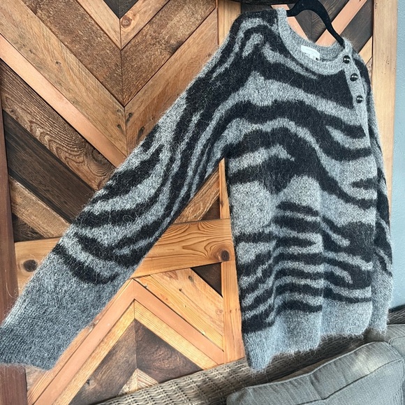 GERARD DAREL
Grey Zebra Print Sweater Size 2 - Picture 9 of 10